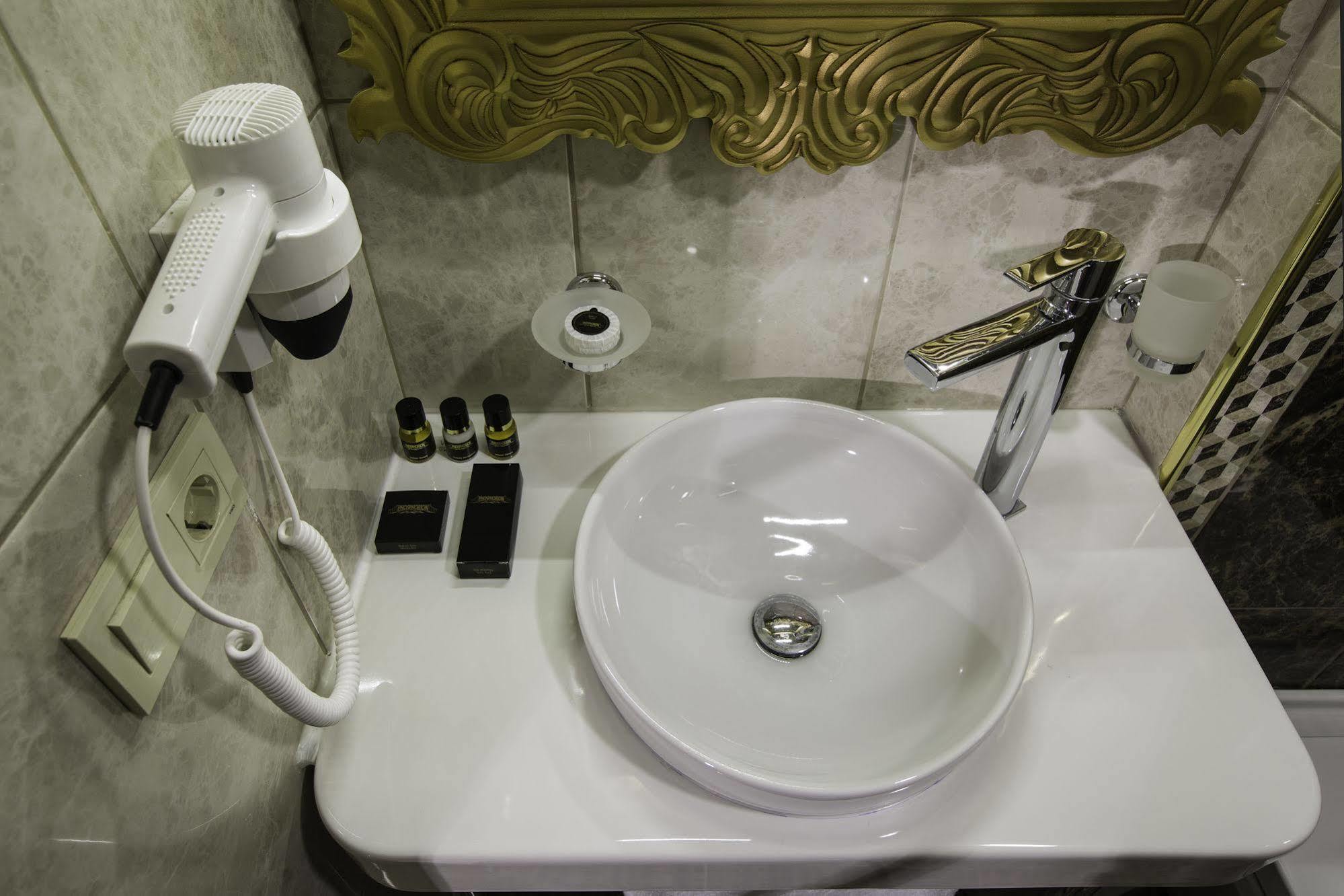 Phosphorion Hotel Istanbul Exterior photo A bathroom in a hotel